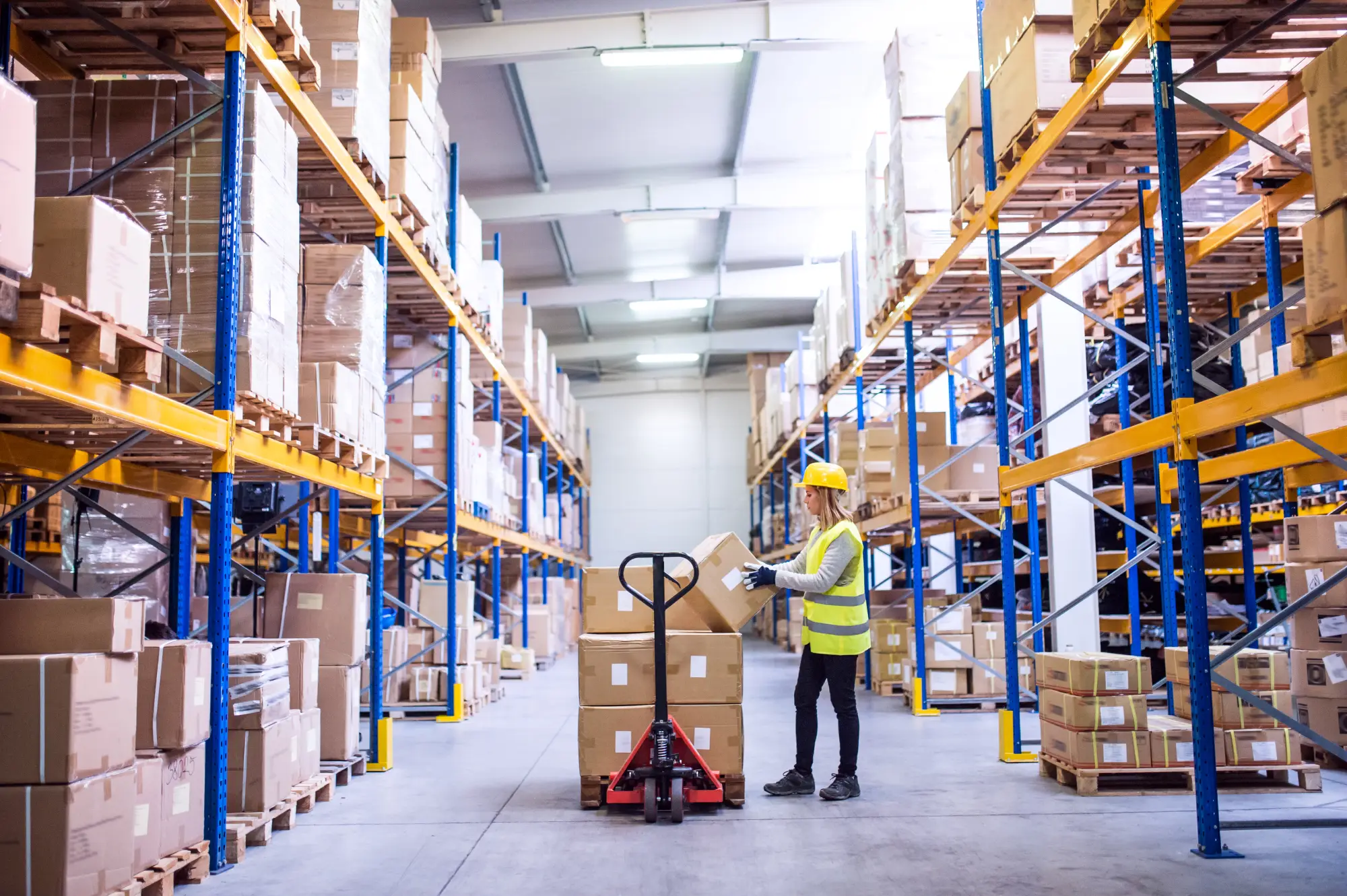 femme avec cartons distribution entrepot