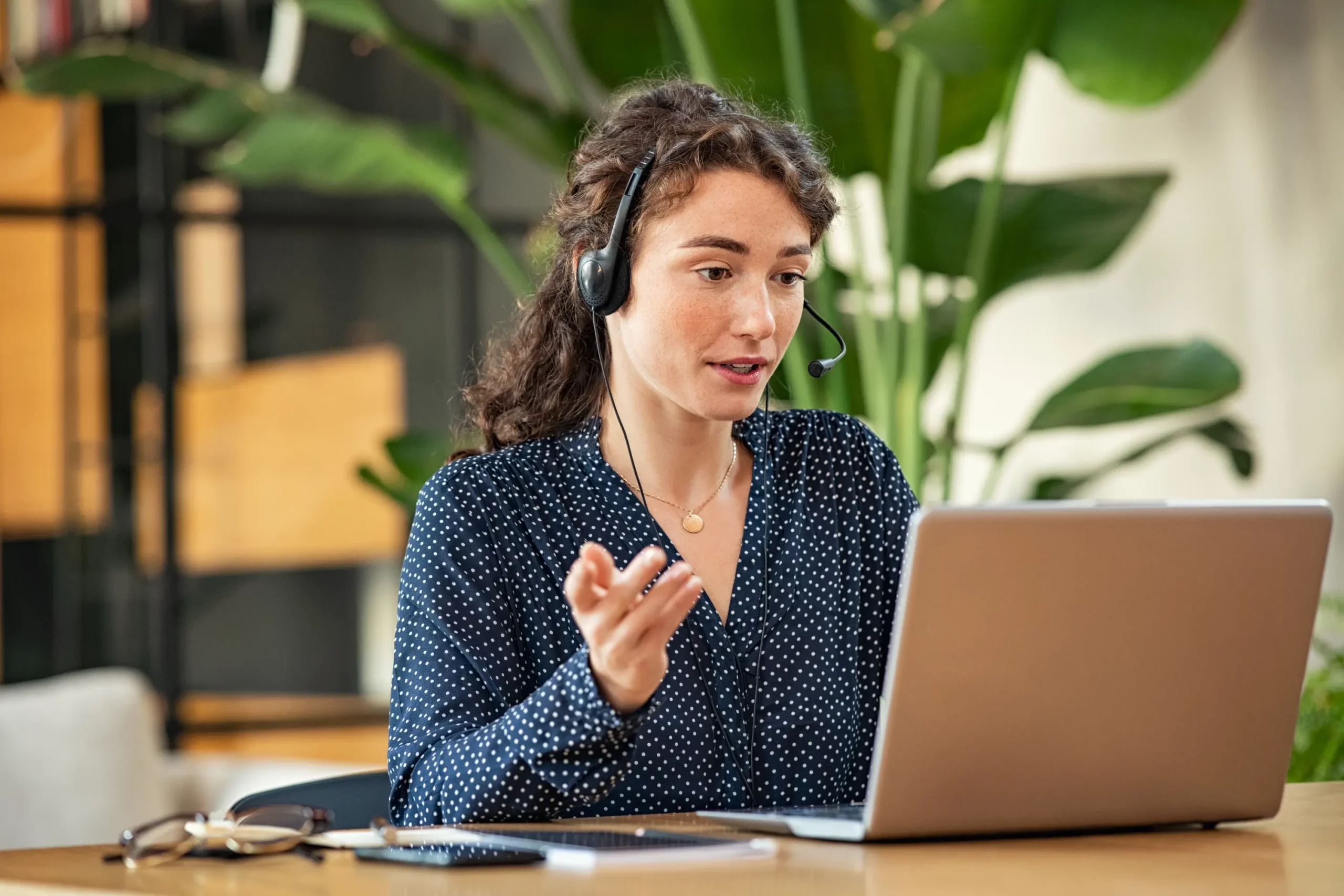 femme professionnelle au telephone avec casque